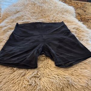 Lululemon Women’s Align 6” shorts. Black camo like new! Size 8. No pilling!